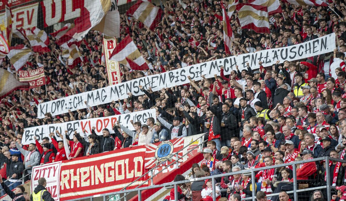 Aficionados del Mainz sostienen  