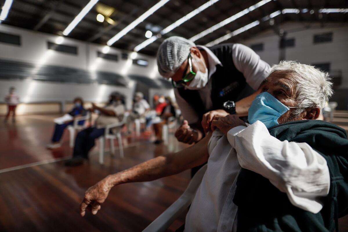 Vacuna contra covid y gripe ilusiona, mientras América quiere más inmunidad