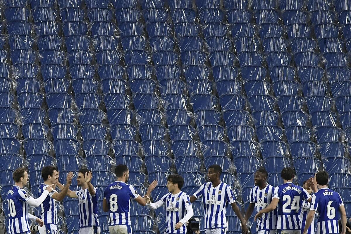 Jugadores de Real Sociedad festejan su primer gol durante un duelo por el Grupo F de la Liga Europa frente al club AZ Alkmaar