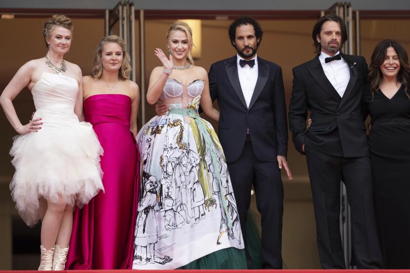 ARCHIVO - Julianne Forde, de izquierda a derecha, Ruth Treacy, Maria Bakalova, el director Ali Abbasi, Sebastian Stan y Amy Baer posan a su llegada al estreno de la película 'The Apprentice' en el 77? festival internacional de cine de Cannes, en el sur de Francia, el 20 de mayo de 2024. (Foto Scott A Garfitt/Invision/AP, archivo)