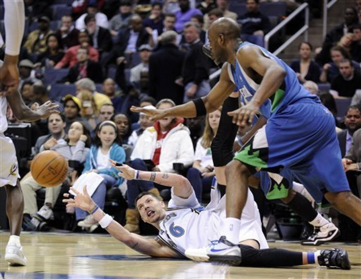 Washington Wizards forward Antawn Jamison (4) goes to the basket