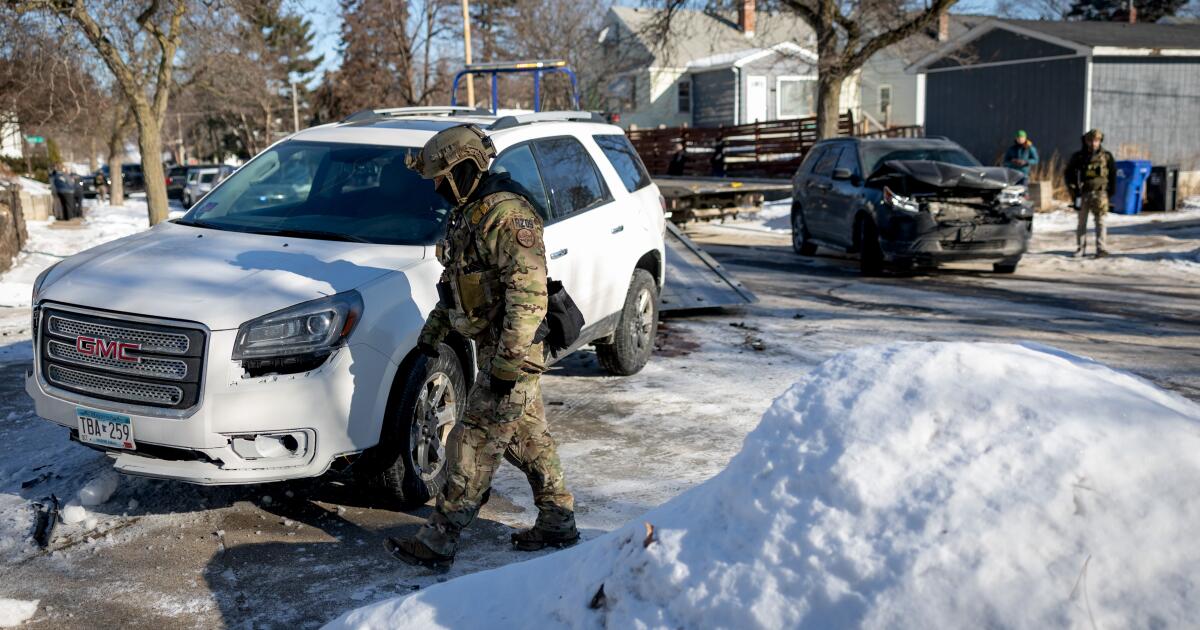 Un officier de l’ICE recherché pour avoir tiré sur un homme alors qu’il était en détention à Minneapolis, au Texas