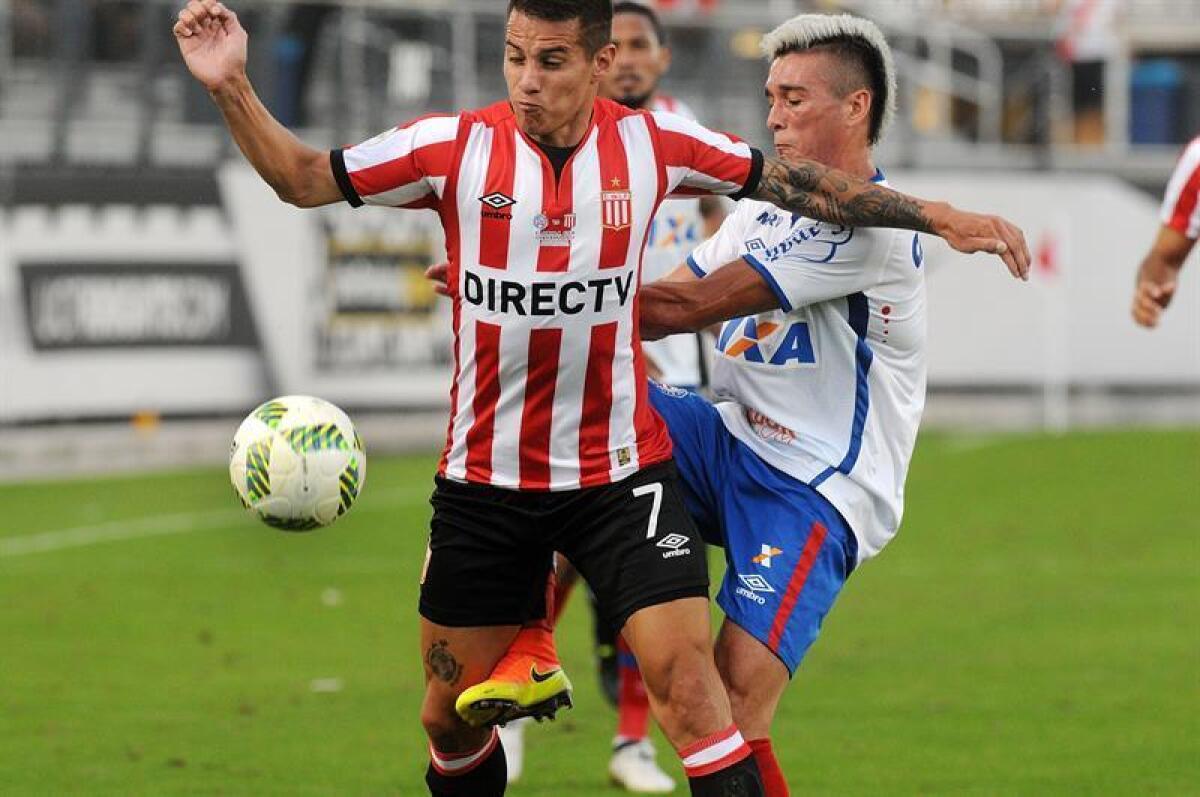 El brasileño Juninho (d), defensa y capitán de los Tigres UNAL, declaró hoy que planea su retirada para el próximo año, pero por ahora disfruta plenamente del fútbol. EFE/ARCHIVO