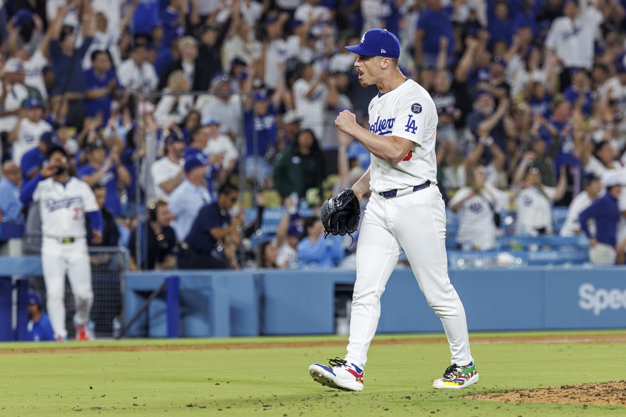 Após a rodada final no San Diego Padres, os Dorsers celebram o arremessador de socorro Jack Drair após a rodada final.