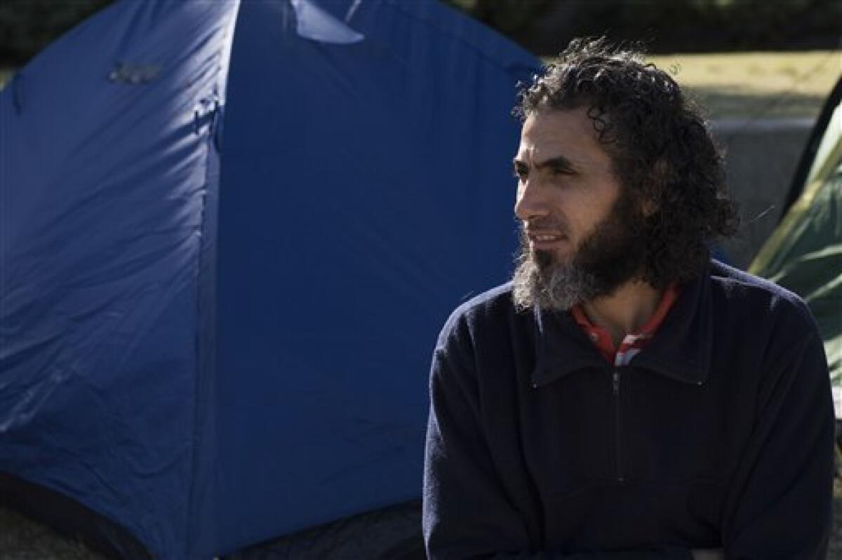 En esta foto del 5 de mayo de 2015, el ex detenido de Guantánamo Abu Wa'el Dhiab, de Siria, aparece sentado frente a la embajada de EEUU en una manifestación para exigir ayuda financiera en Montevideo, Uruguay. Dhiab, uno de los seis ex prisioneros que recibieron refugio en Uruguay, fue dado de alta el martes 6 de septiembre de 2016 luego ser hospitalizado por unas horas debido a la huelga de hambre.