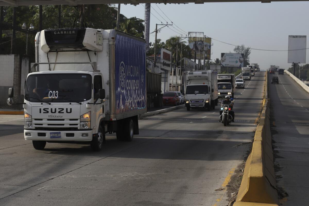 Camiones del ministerio de Salud parten de San Salvador, El Salvador con vacunas contra el COVID-19