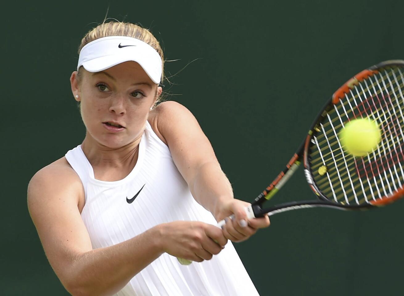 La tenista británica Katie Swan devuelve la pelota a la húngara Timea Babos durante la primera ronda del torneo Wimbledon que se disputa en All England Lawn Tennis Club de Londres, Reino Unido.