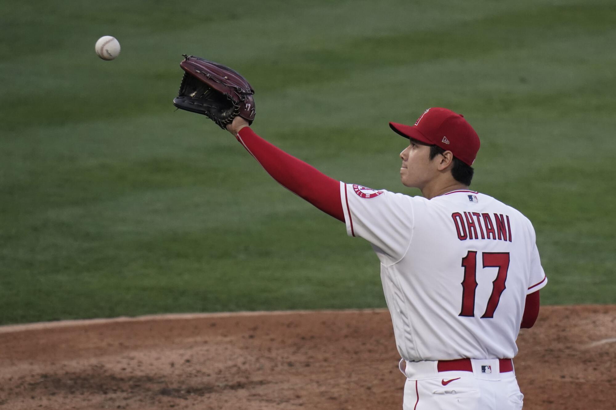 Angels pitcher Shohei Ohtani catches the ball.