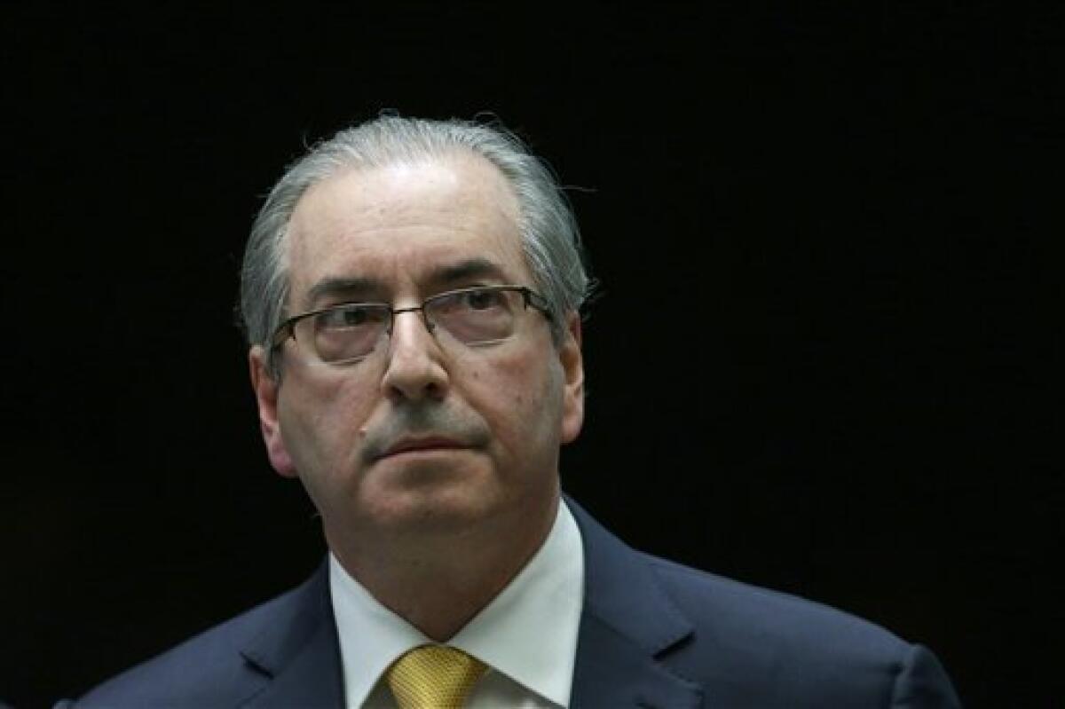 El otrora poderoso presidente de la Cámara brasileña de Diputados se convirtió el lunes en el último político que pierde su puesto por los enormes escándalos de corrupción que han causado un descontento generalizado entre los brasileños.