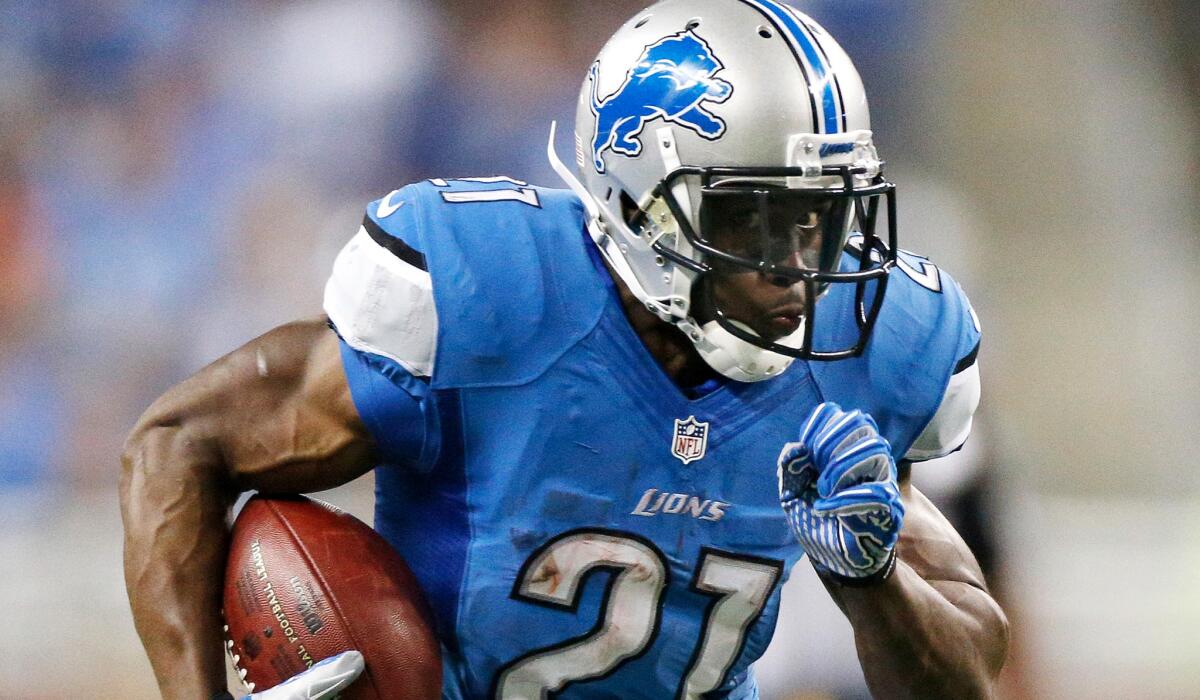Reggie Bush rushes for a touchdown against the Chicago Bears while playing for the Detroit Lions in 2013.