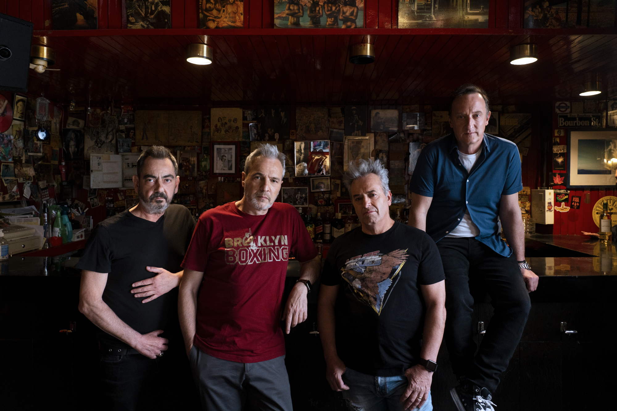 Una imagen promocional de la banda de pop rock Hombres G.