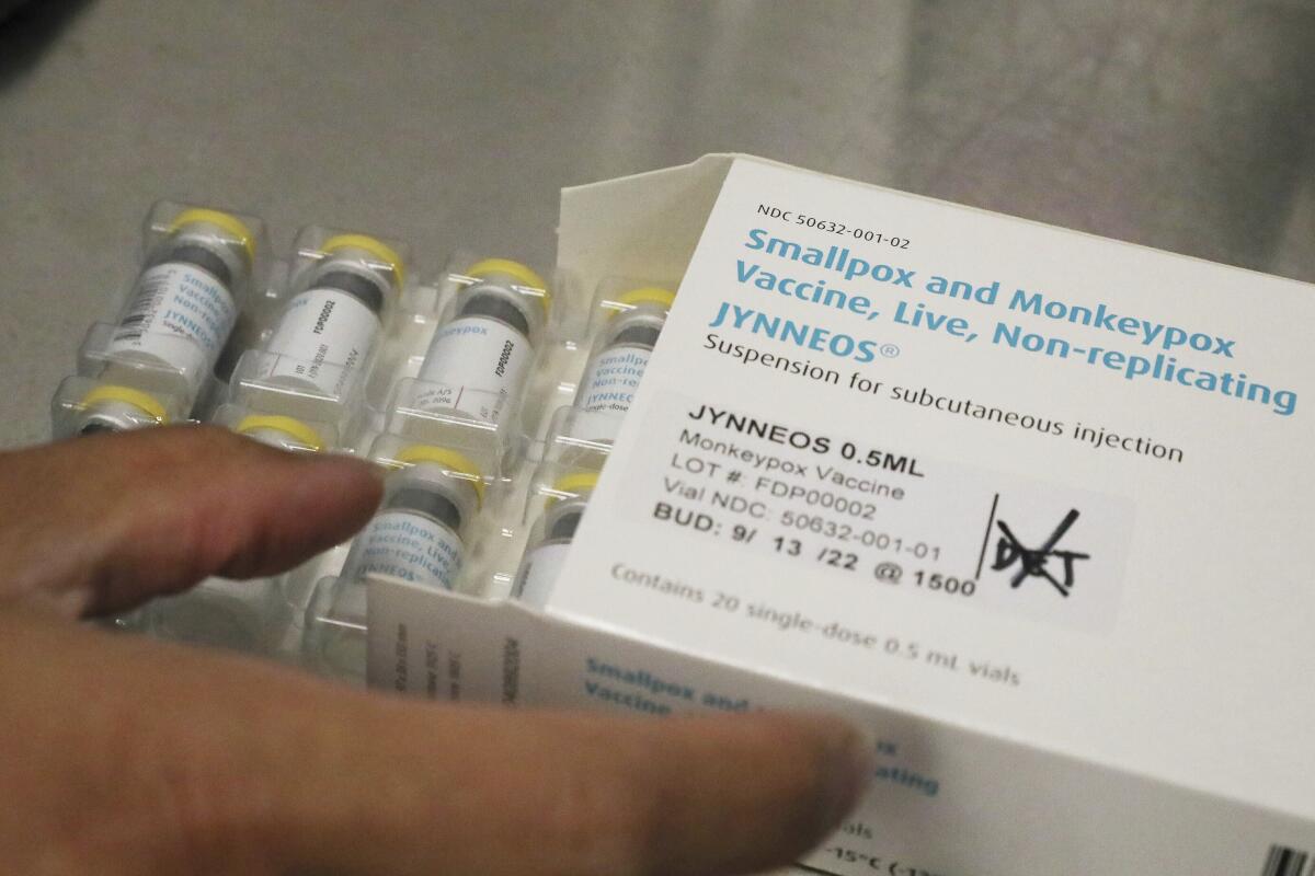 El farmacéutico Jonathan Parducho abre una caja de vacunas Jynneos para la viruela símica 
