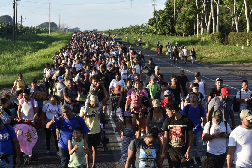 En esta imagen de archivo, migrantes avanzan a pie por la autovía a la altura de Suchiate, en el estado de Chiapas, en el sur de México, el 21 de julio de 2024, durante su marcha hacia la frontera con Estados Unidos, en el norte del país. (AP Foto/Edgar H. Clemente, archivo)