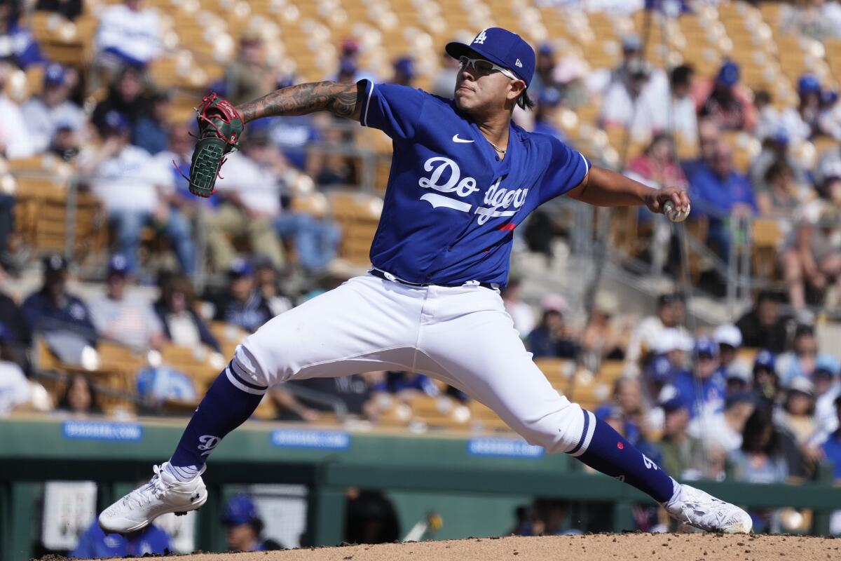 El mexicano Julio Urías lanza por los Dodgers de Los Ángeles