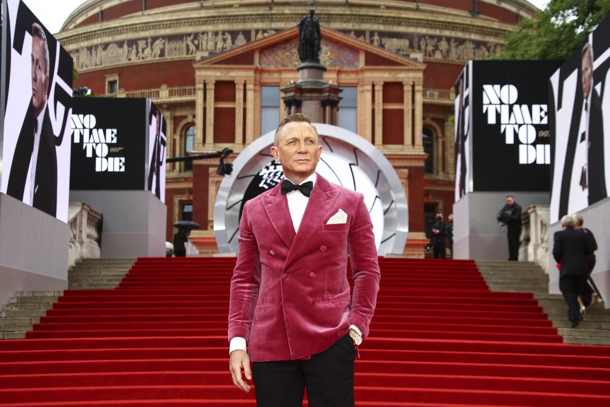 Daniel Craig posa al llegar al estreno mundial de la película de James Bond "No Time To Die"