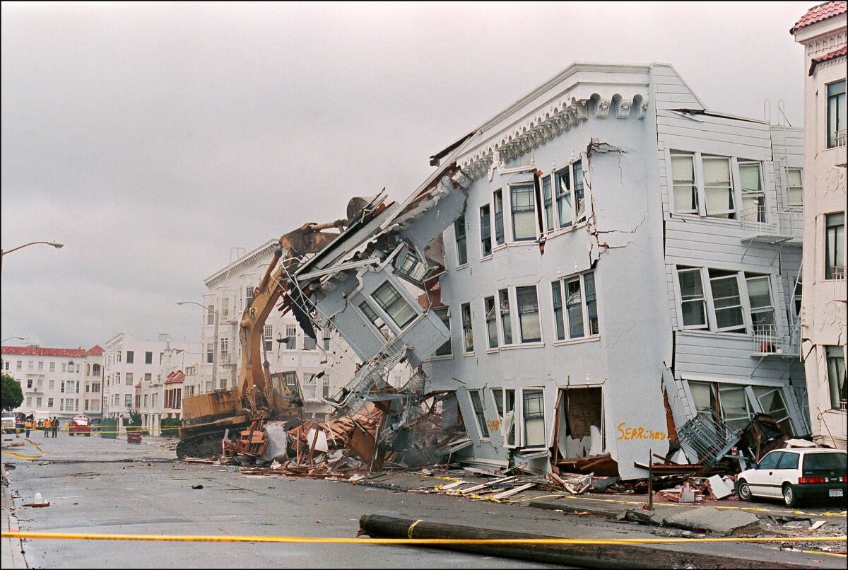 A damaged apartment building is seen in San Francisco's Marina District after the 1989 Loma Prieta earthquake. (Jonathan Nourok / AFP/Getty Images)