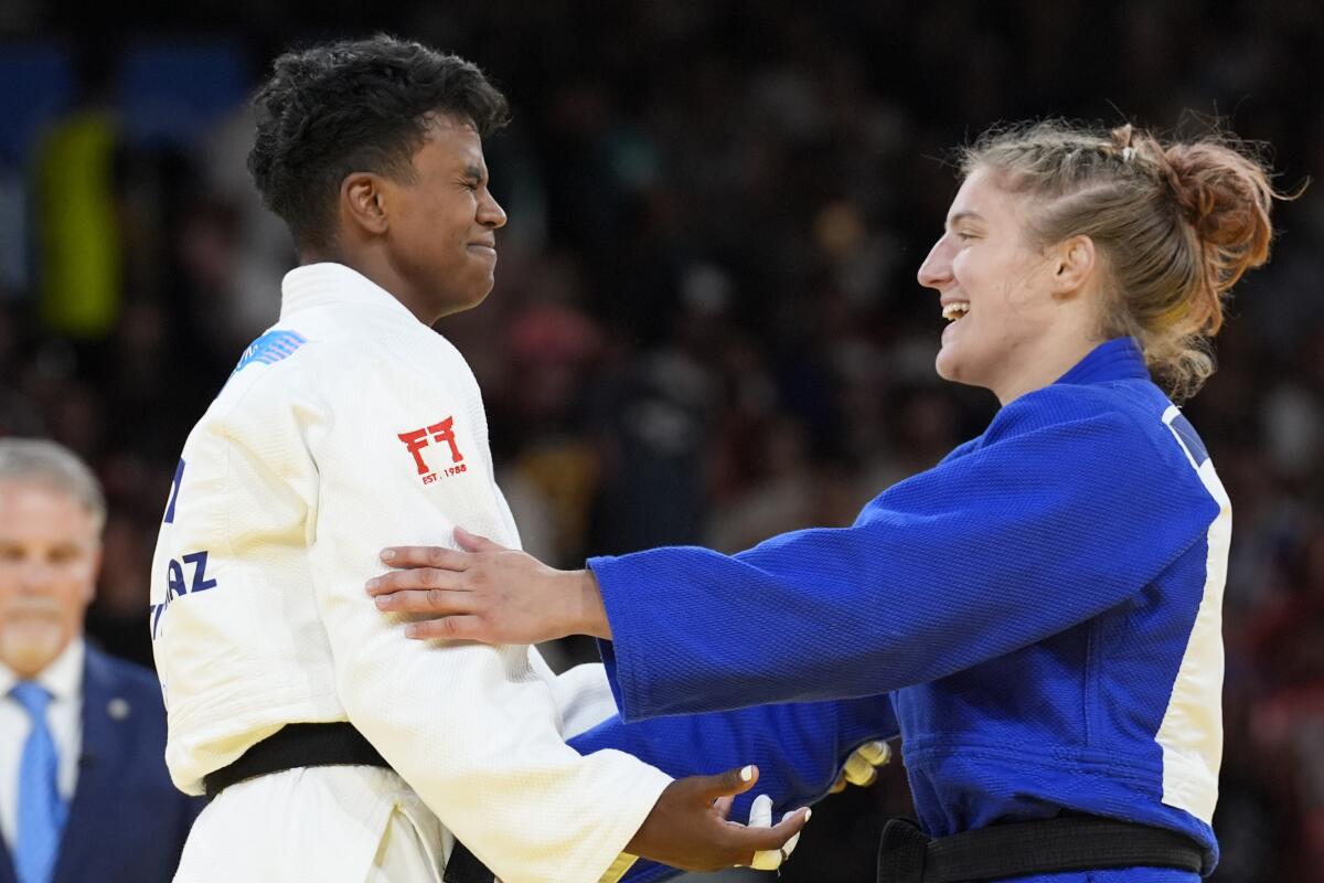 Prisca Awiti, judoca mexicana, festeja tras derrotar a la croata Katarina Kristo en la semifinal 