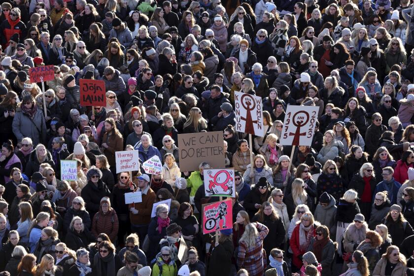 Mujeres de distintas partes de Islandia se reúnen durante una huelga en Reikiavik, Islandia, el martes 24 de octubre de 2023. (AP Foto/Arni Torfason)