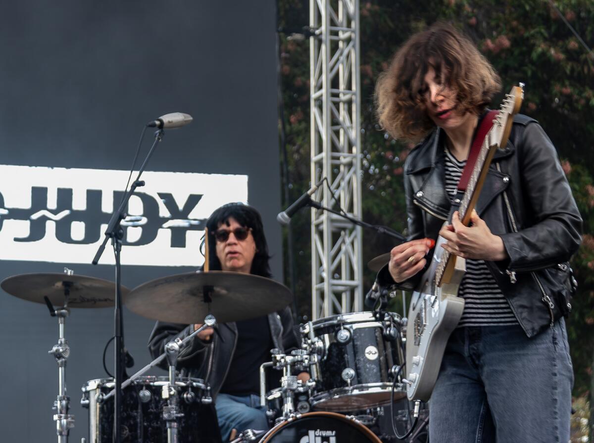 Fred Armisen e Carrie Brownstein do Return of Jackie and Judy se apresentam no Field Stage no Mosswood Meltdown.