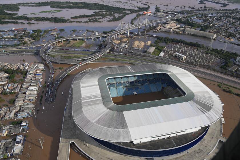 La Arena Gremio y los alrededores inundados tras fuertes lluvias en Porto Alegre, en el estado de Río Grande do Sur, en el sur de Brasil, el miércoles 8 de mayo de 2024. (AP Photo/Andre Penner)