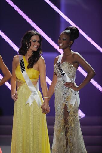 Miss Angola 2011 Leila Lopes with Miss Brazil 2011 Priscila Machado