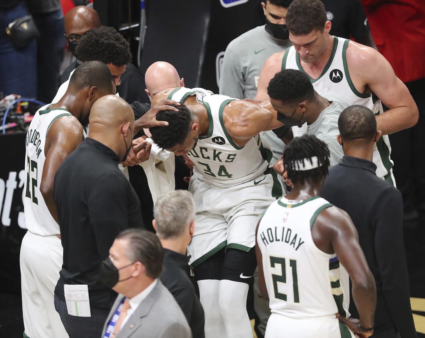 Kyrie Irving injured in Bucks' Game 4 playoff win over Nets - Los Angeles  Times