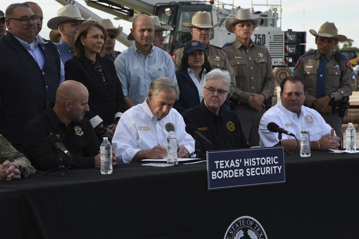 El gobernador de Texas, Greg Abbott, promulga tres iniciativas de ley el lunes 18 de diciembre