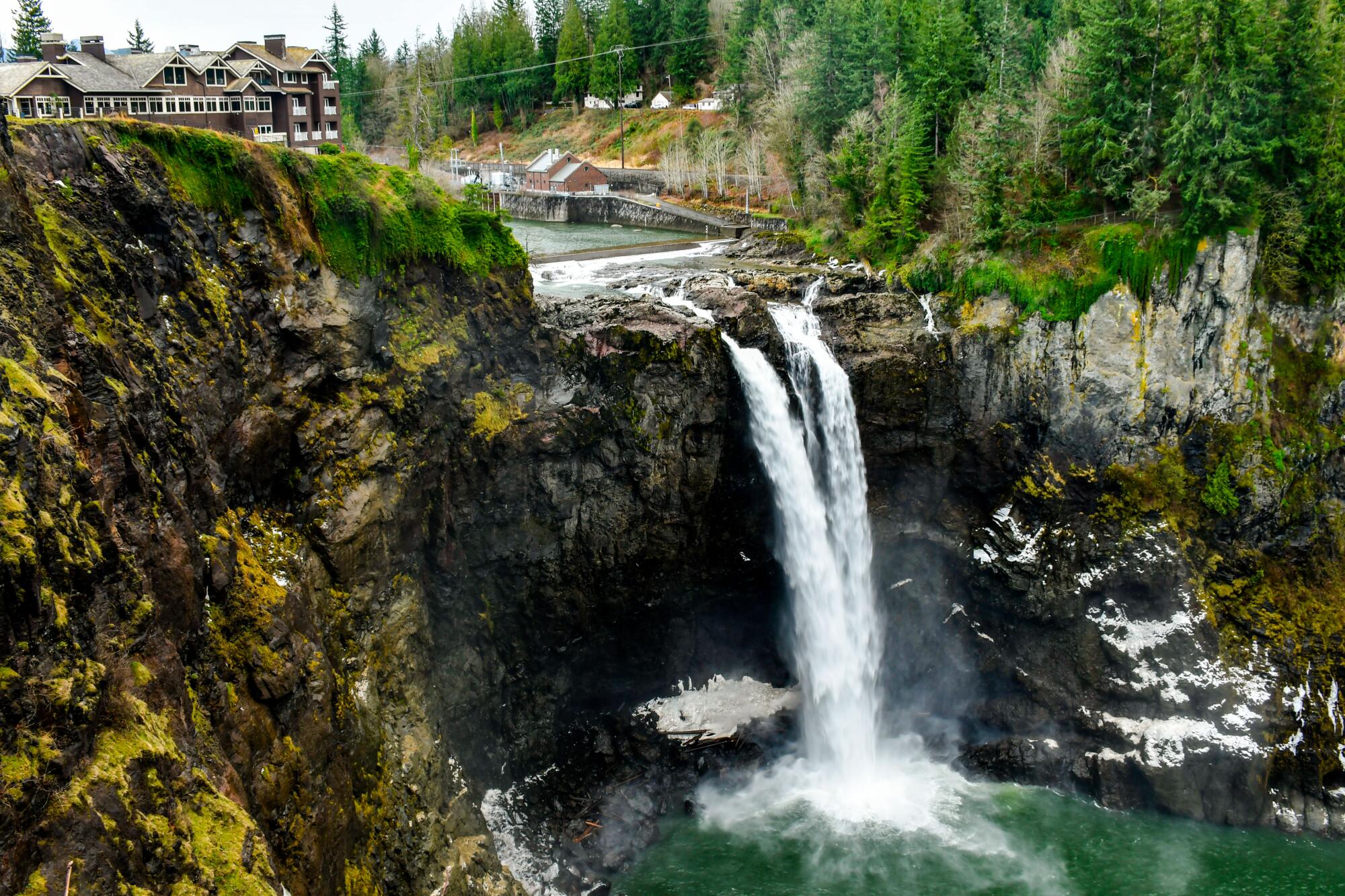 Des jets d’eau tombent en cascade dans une cascade dans l’État de Washington.