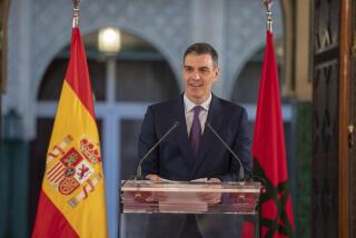 El presidente del gobierno español Pedro Sánchez da una conferencia de prensa el miércoles 21 de febrero de 2024, luego de reunirse con el rey marroquí Mohamed VI durante una visita oficial a Rabat, Marruecos. (AP Foto)