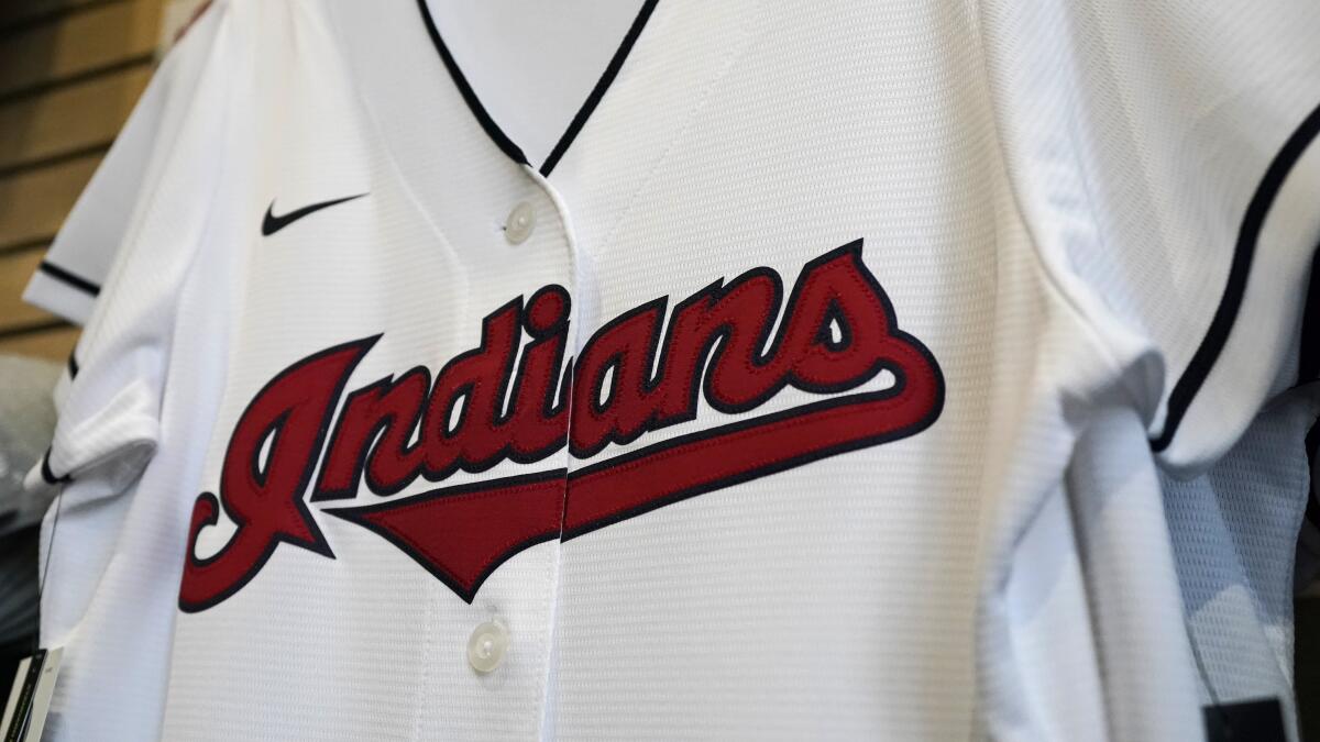 ARCHIVO -  un jersey de los Indios de Cleveland cuelga en una tienda oficial del equipo, en Cleveland. 