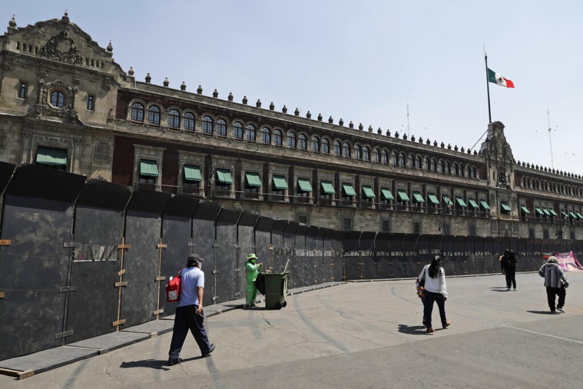ARCHIVO.- Palacio Nacional, en la Ciudad de México.(AP Foto/Eduardo Verdugo)