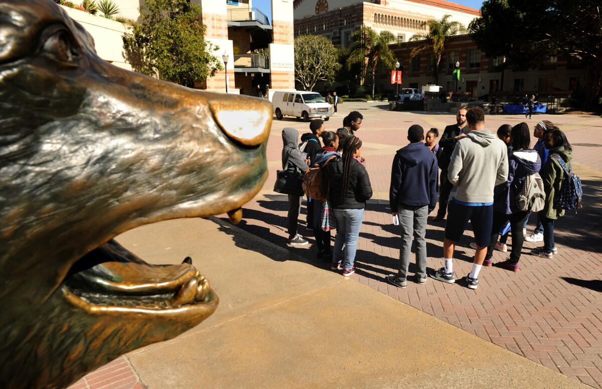 Estudiantes de preparatoria visitan el campus de UCLA, una de las universidades a las que los alumnos podrían acudir con las ayudas propuestas por los legisladores de California.