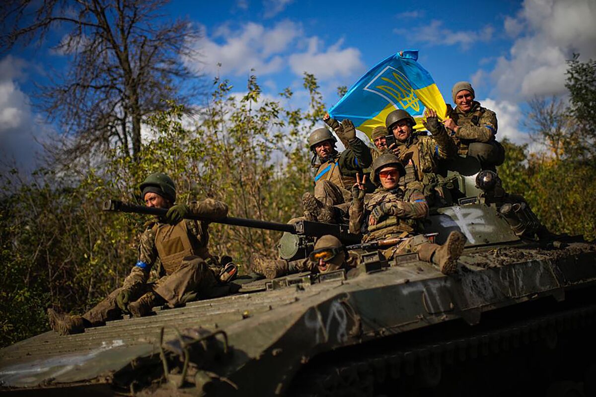 Ukraynalı askerler zırhlı bir aracın üzerine oturdu 