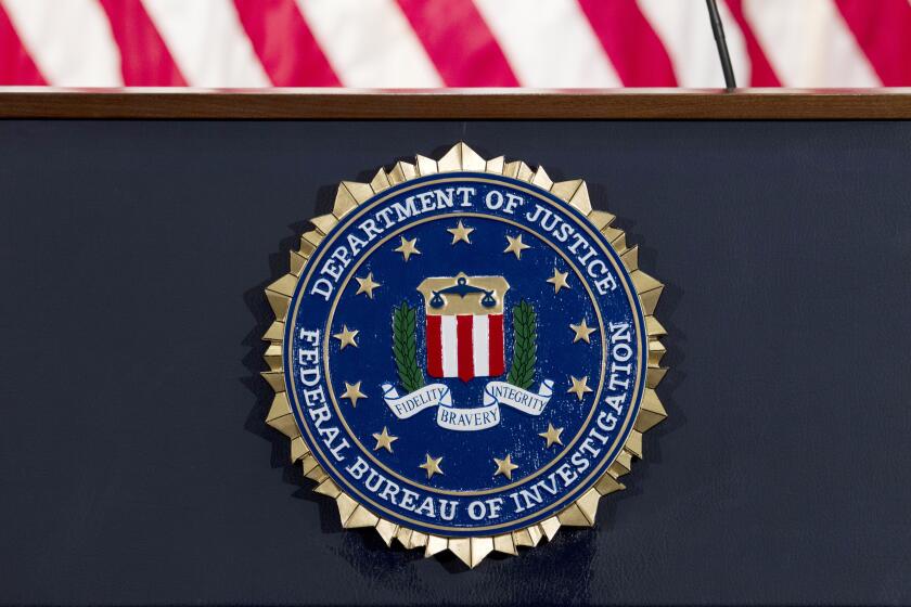 El sello del FBI se muestra en un podio antes de una conferencia de prensa en la sede de la agencia el 14 de junio de 2018 en Washington. (Foto AP/José Luis Magaña, Archivo)