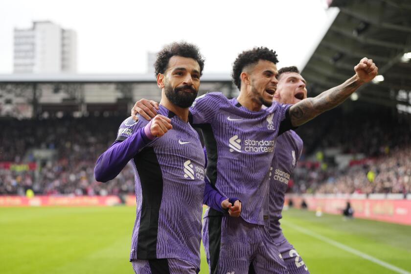 Mohamed Salah del Liverpool celebra tras anotar el tercer gol de su equipo en el encuentro ante. el Brentford en la Liga Premier el sábado 17 de febrero del 2024. (AP Foto/Kirsty Wigglesworth)
