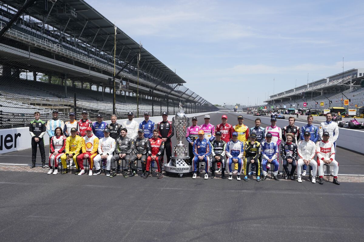 Os pilotos das 500 milhas de Indianápolis se reúnem para uma foto na linha de chegada do Indianapolis Motor Speedway 