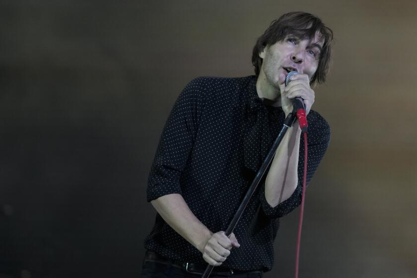 ARCHIVO - El vocalista Thomas Mars de Phoenix durante su concierto en el festival Corona Capital de la Ciudad de México el 17 de noviembre de 2023.Phoenix formará parte de la transmisión en vivo de Amazon Music desde el Festival Primavera Sound de Barcelona que se realizará del 29 de mayo al 1 de junio de 2024. (Foto AP/Eduardo Verdugo, archivo)