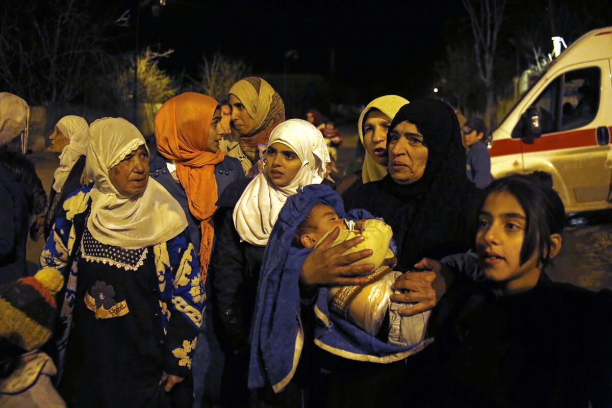 ARCHIVO - Gente esperando a salir de la ciudad sitiada de Madaya, en el noroeste de Damasco, Siria, donde según Médicos Sin Fronteras han muerto docenas de personas de hambre desde septiembre. (AP Foto, Archivo)