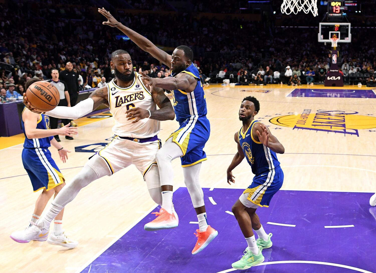 Lakers reclaim control of series with Game 3 rout of Warriors