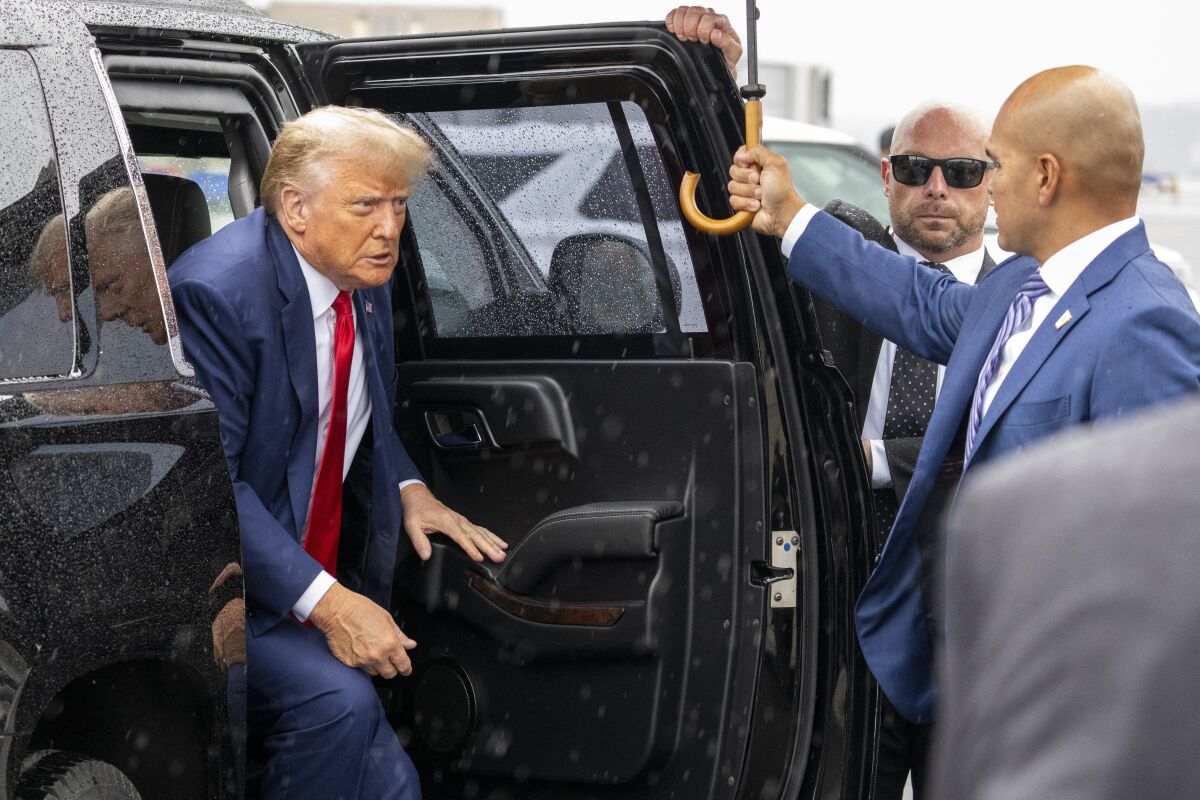 El expresidente Donald Trump baja de su vehículo