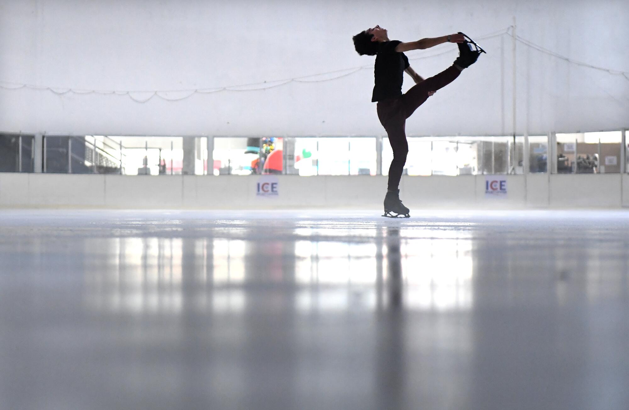 Niña Practicando Patinaje Artístico Una Pista Patinaje Sobre Hielo