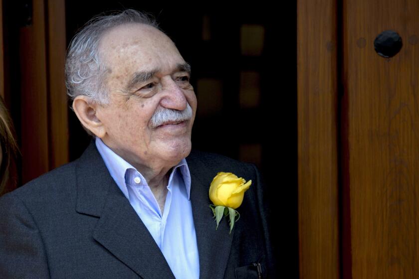 ARCHIVO - El premio Nobel de Literatura colombiano Gabriel García Márquez saluda a fanáticos y reporteros afuera de su casa en su cumpleaños 87 en la Ciudad de México el 6 de marzo de 2014. Se informó el domingo 16 de enero de 2022 que el difunto García Márquez tuvo una hija fuera del matrimonio en México. (AP Foto/Eduardo Verdugo, Archivo)