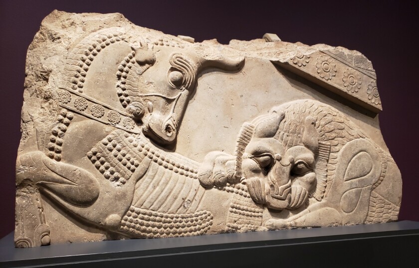 Αρχαίο πέτρινο ανάγλυφο σκαλισμένο ταύρου και λιονταριού