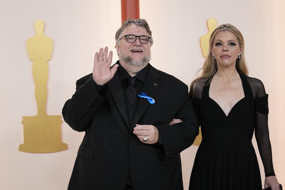 Guillermo del Toro, izquierda y Kim Morgan llegan a los Oscar el domingo 12 de marzo de 2023 