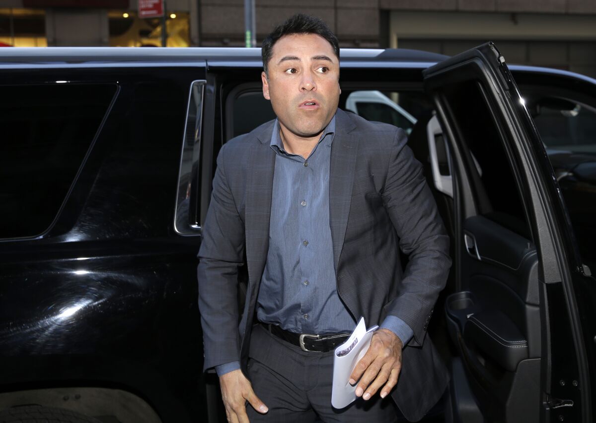 Boxing promoter Oscar De La Hoya arrives to a news conference in New York in 2016.