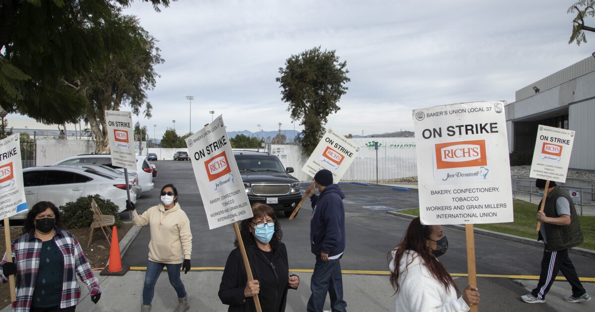 Hiltzik: Gerakan buruh bangkit di pabrik makanan penutup Donaire