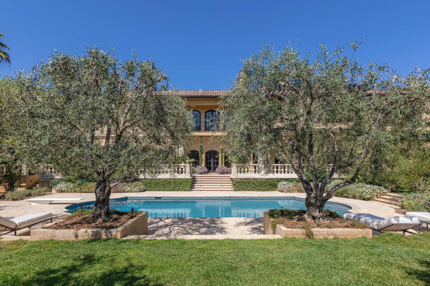 Massage chair mogul sells Brentwood fortress - Los Angeles Times