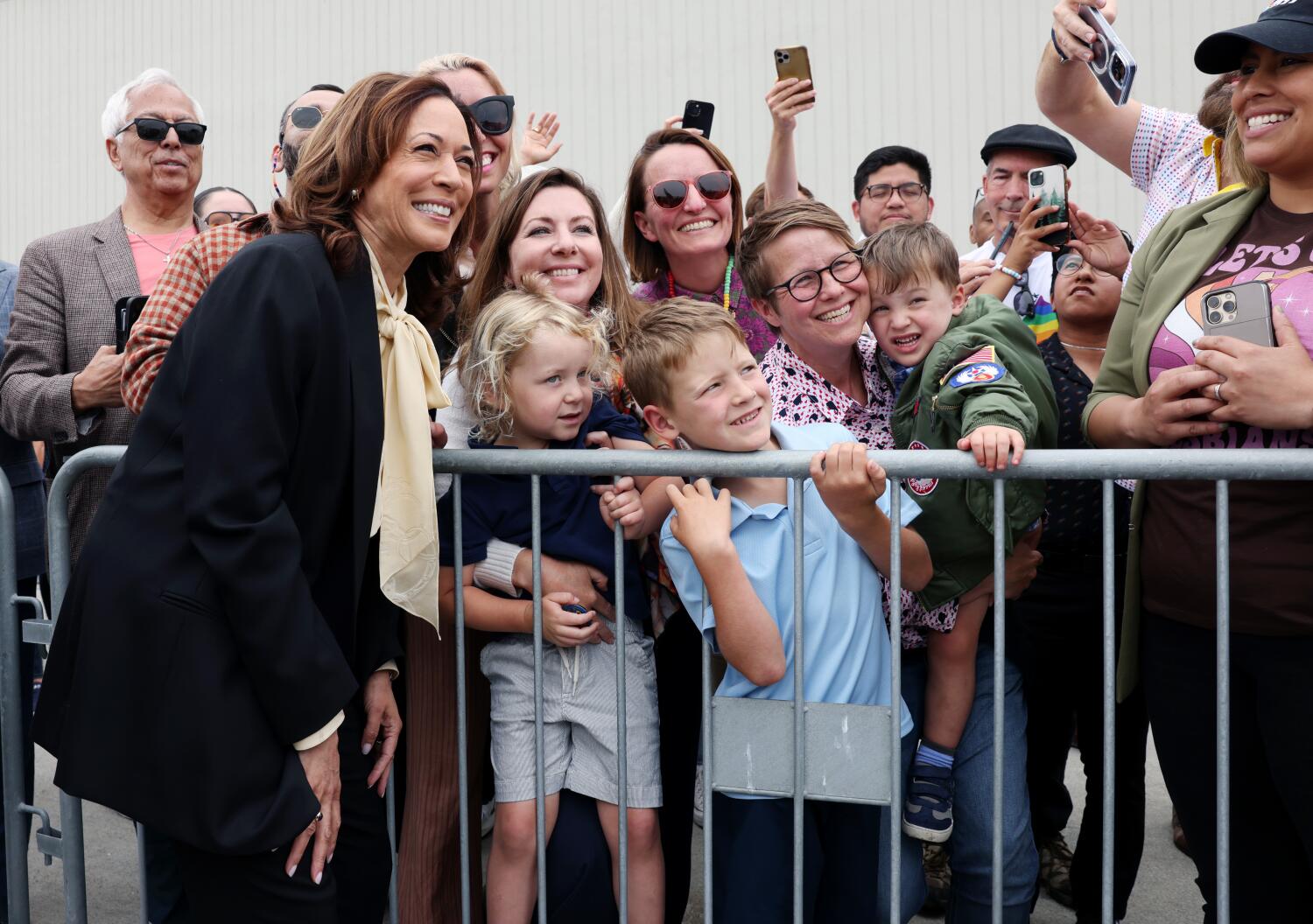 Abcarian: Can Kamala Harris and an army of 'childless cat ladies' overcome Republicans' sexism?