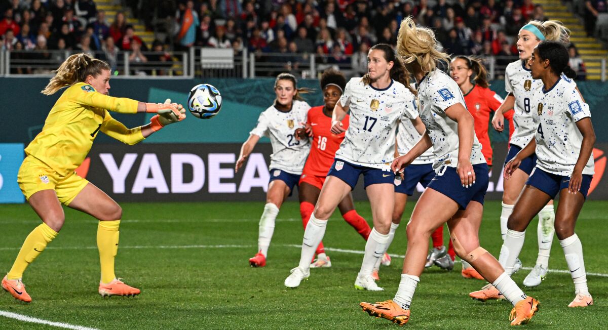 La gardienne américaine Alyssa Naeher effectue un arrêt lors d'un match nul sans but avec le Portugal lors de la Coupe du monde féminine mardi.