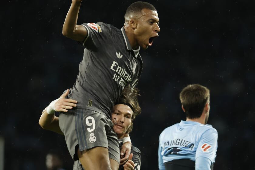 Kylian Mbappe del Real Madrid celebra tras anotar en el encuentro de la liga española ante el Celta de Vigo el sábado 19 de octubre del 2024. (AP Foto/Lalo R. Villar)